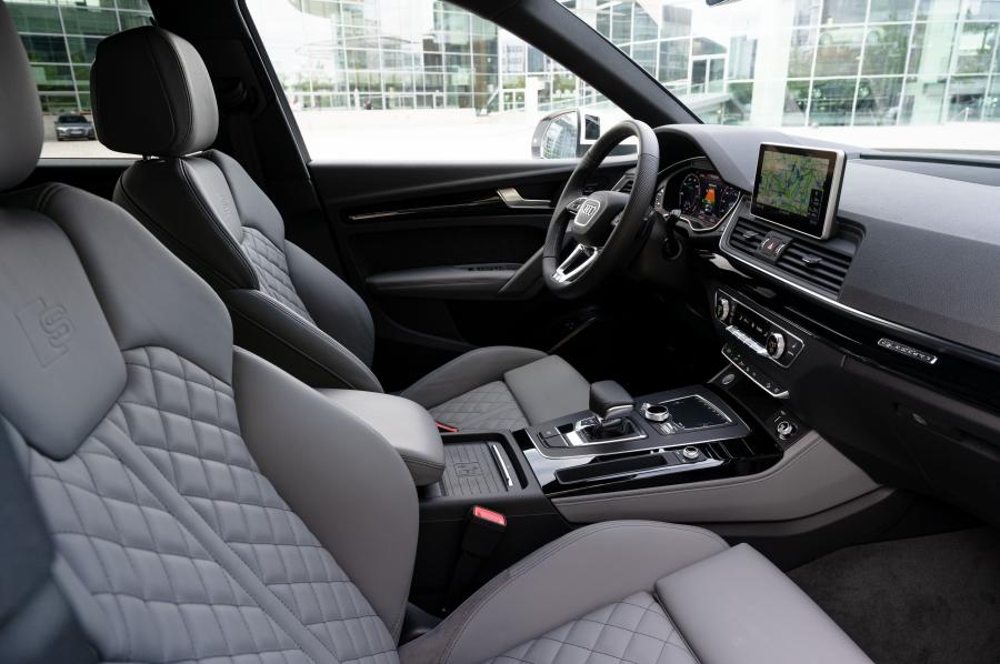 Интерьер Audi Q5 55 TFSI e Quattro S-Line 2019 года  (WW) (фото 29 из 43)